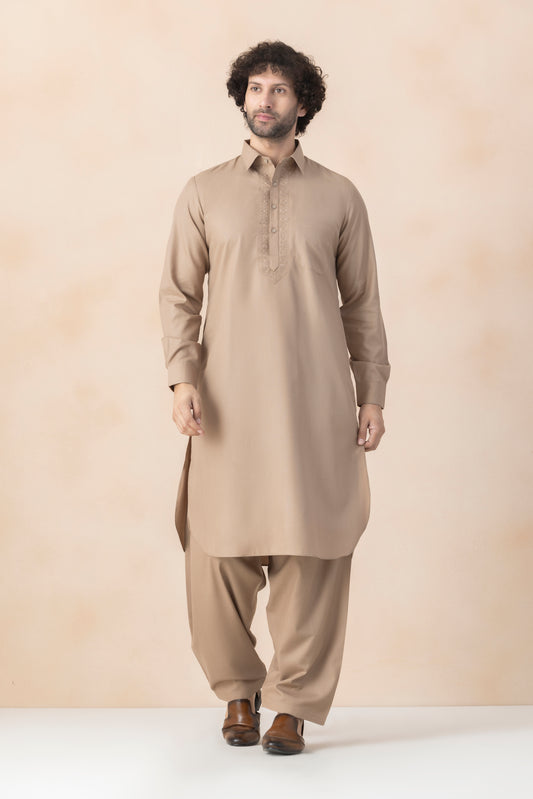 Men's Solid Kurta with Tonal Stitch Detail Thread Embroidery Around The Placket Rounded Hem Patani